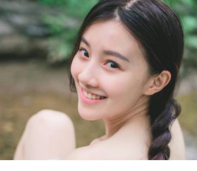抖音很火的短句女生