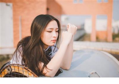 雨是凉的，带着淡淡的忧伤